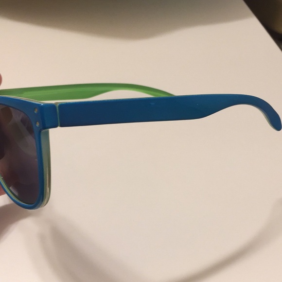 Blue sunglasses - Picture 2 of 3